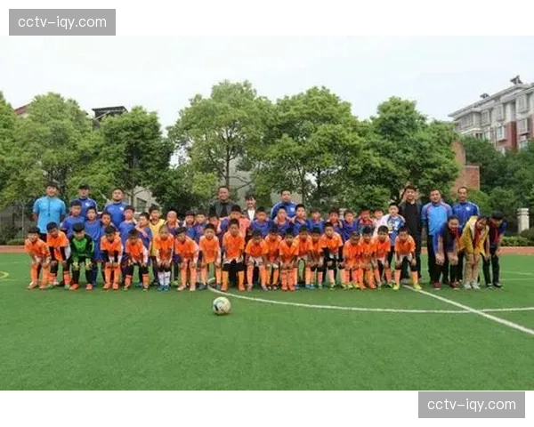 “中超榜样”进校园活动启动，多队球员赴地方小学指导训练