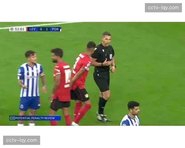 “场边镜头:勒沃库森主帅阿隆索因一次本方防守失误,愤怒掷出战术板” “场边镜头:勒沃库森主帅阿隆索因一次本方防守失误,愤怒掷出战术板”