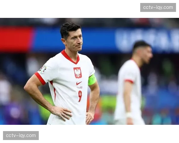 终场哨响，莱万与克罗斯交换球衣并长时间交谈